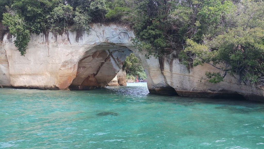 Pesona Pantai Sarena, Manado: Surga Tersembunyi di Sulawesi Utara