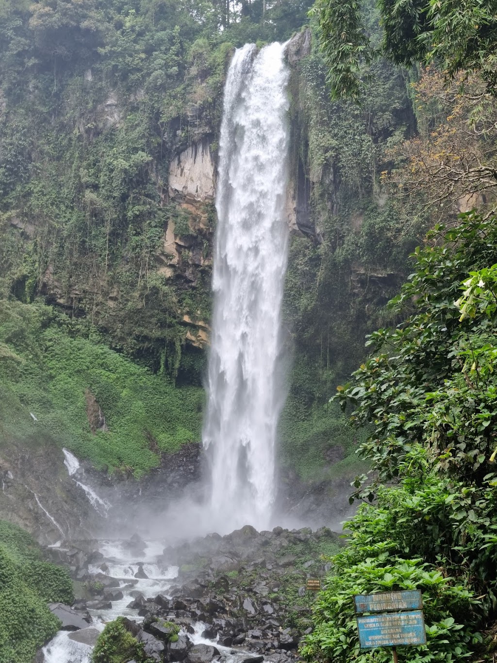 Grojogan Sewu: Air Terjun Menawan di Karanganyar