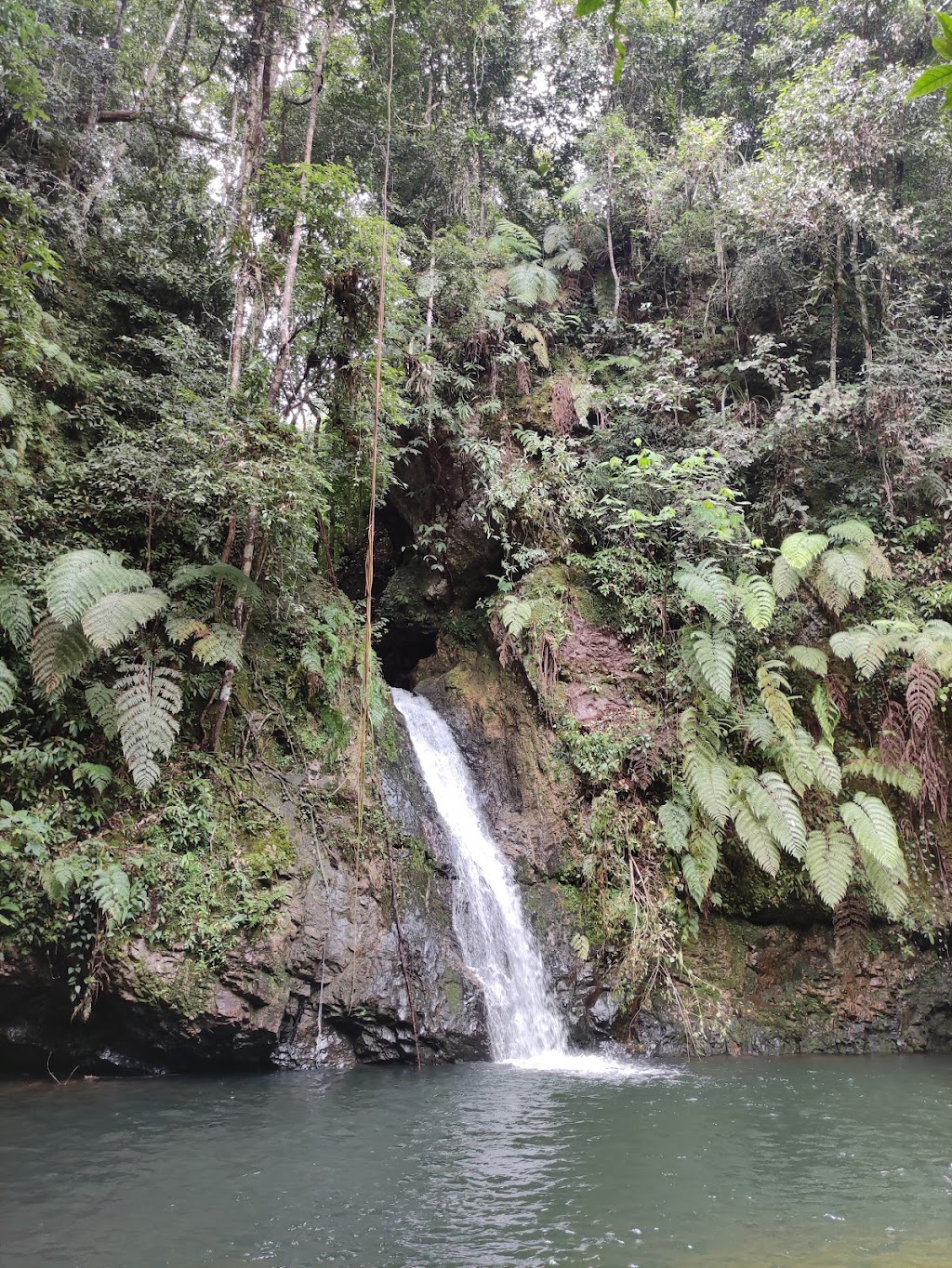 Air Terjun Batu Dinding: Permata Tersembunyi di Kabupaten Kampar