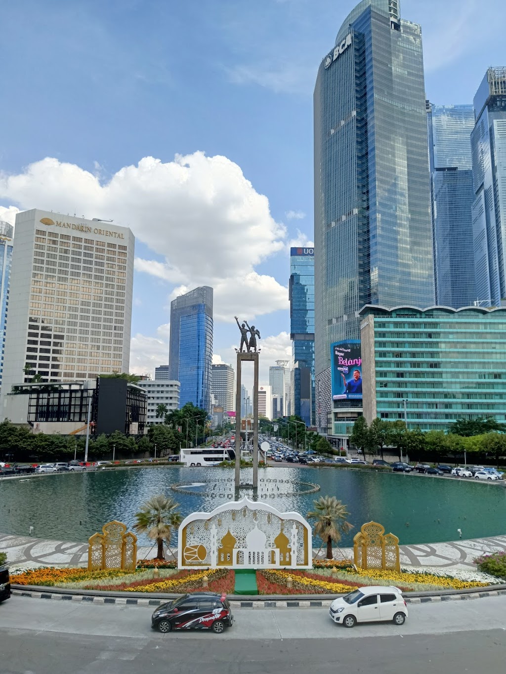 Bundaran HI: Jantung Kota Jakarta yang Memukau