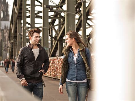 Dating Expert Reveals: The 1 Word Women Use When They’re NOT Interested!