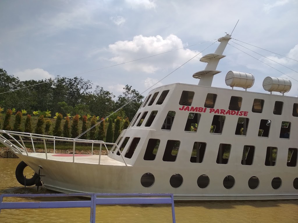 Segarnya Bermain Air di Jambi Paradise, Jambi