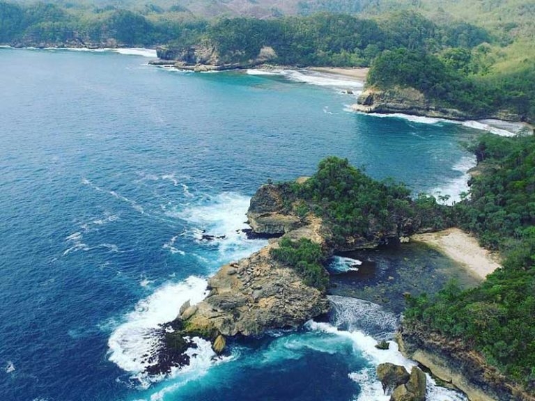 Pesona Pantai Jonggring Saloko: Surga Tersembunyi di Malang