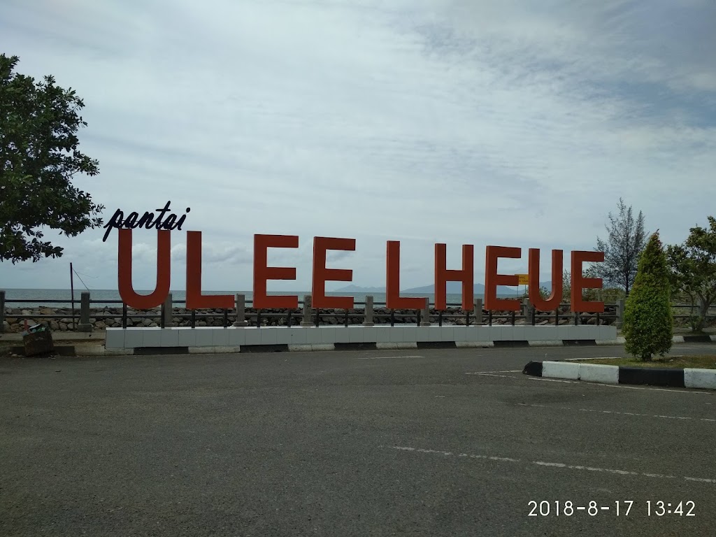 Pesona Pantai Ulee Lheue: Mutiara Aceh yang Menawan