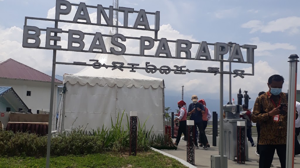 Pesona Pantai Bebas Parapat di Danau Toba