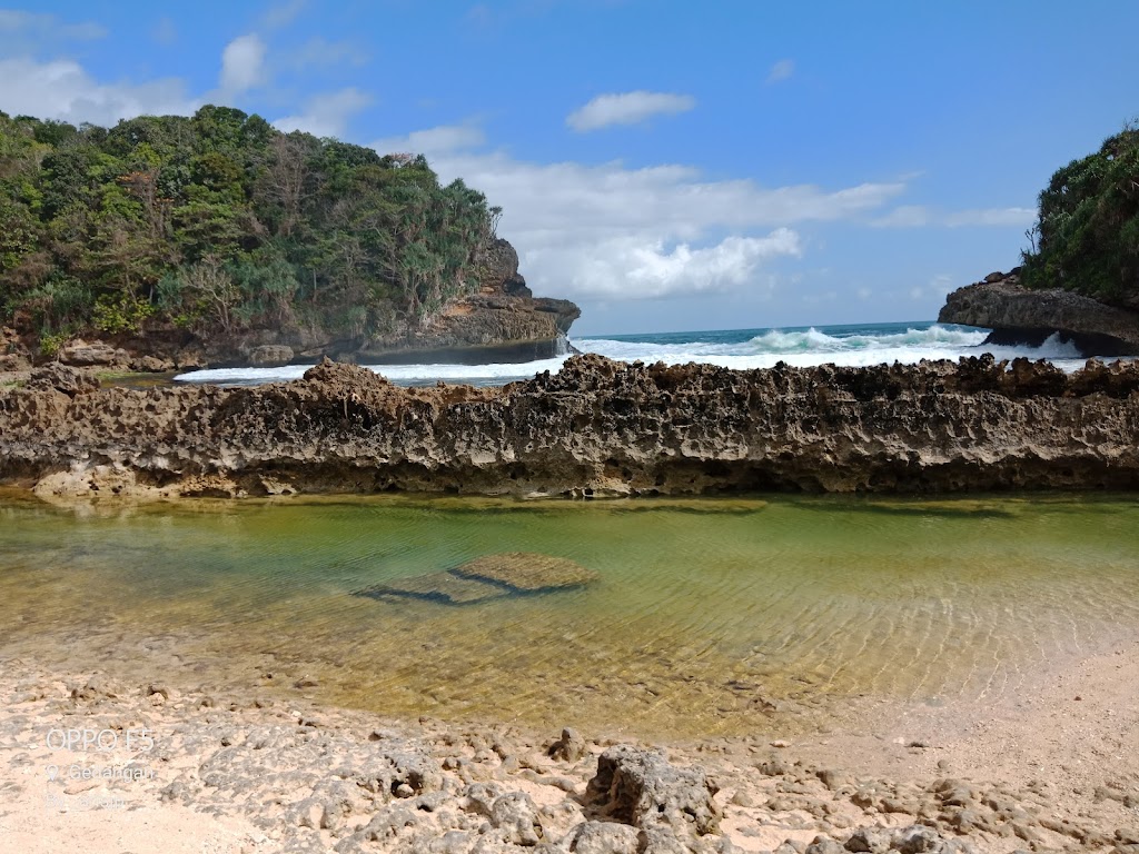 Pesona Pantai Batu Bengkung: Pantai Tersembunyi di Malang