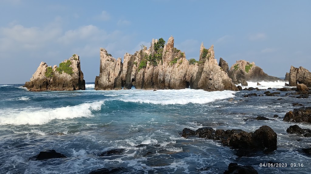 Pantai Gigi Hiu: Pesona Lampung yang Memukau