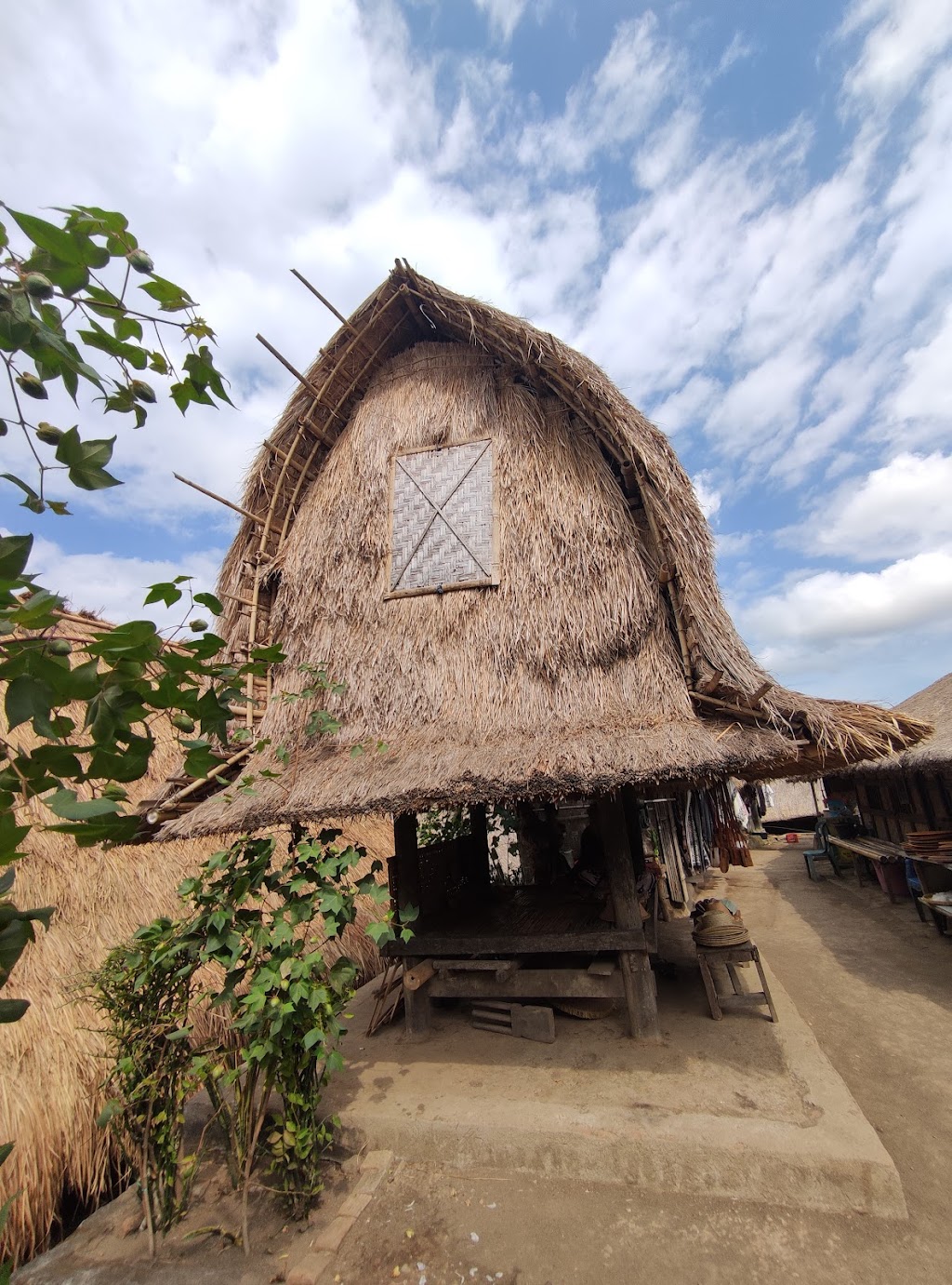 Menjelajah Desa Sade, Lombok: Tradisi Sasak yang Memukau